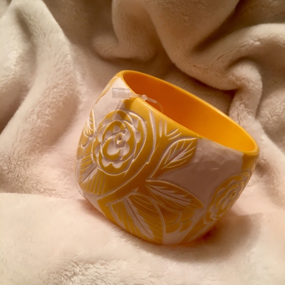 🌼NWT Yellow and White Floral Bangle Bracelet🌼